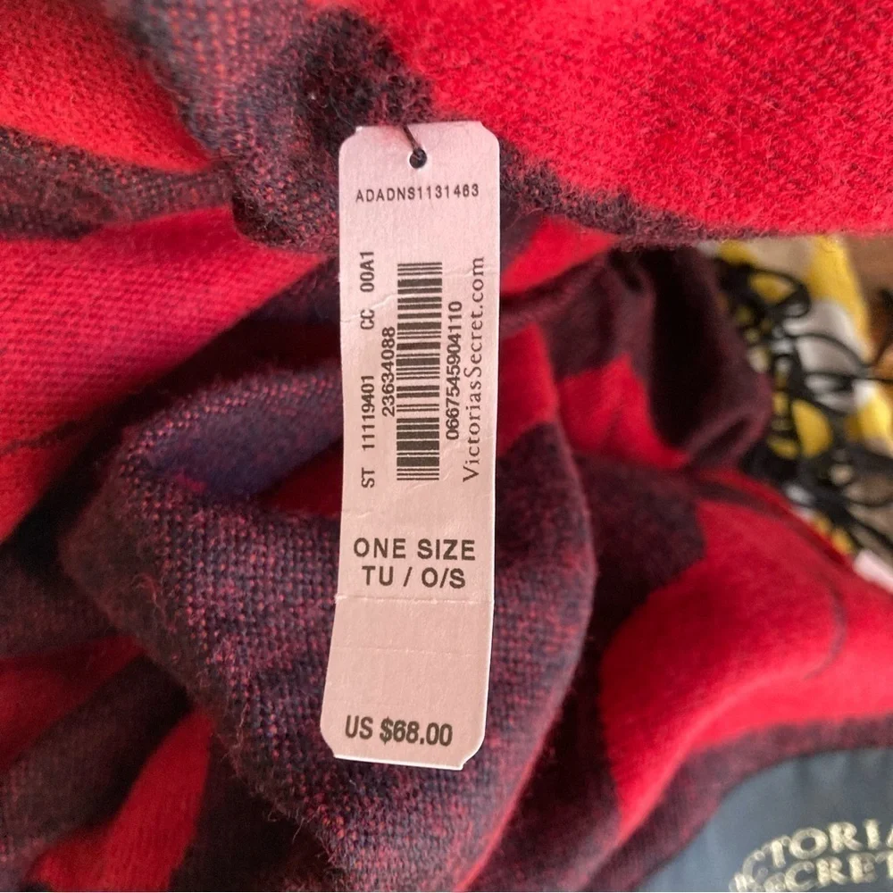 Victoria’s Secret NWT reversible kissy lips throw blanket